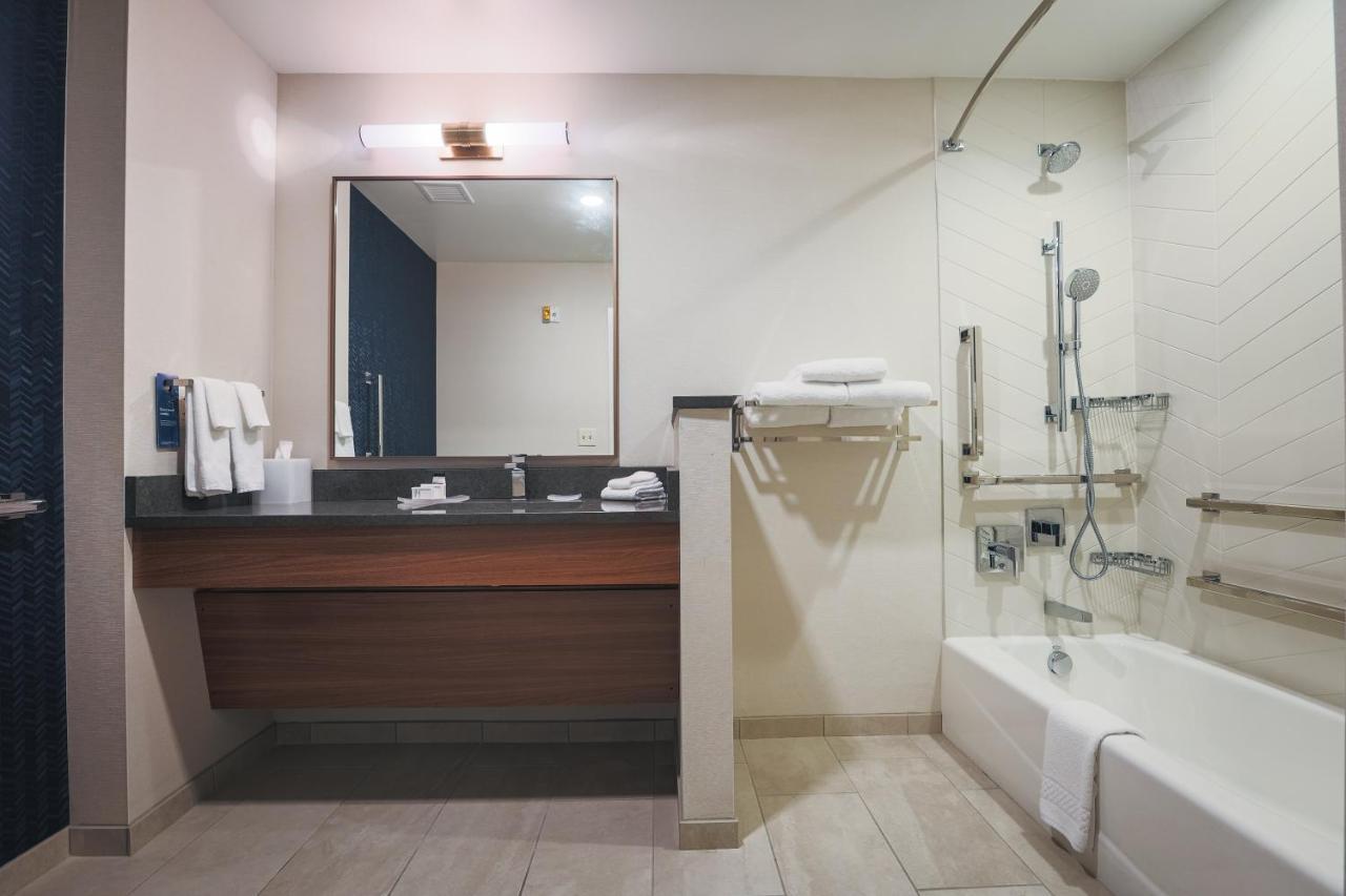 Fairfield Inn & Suites Маркетт Экстерьер фото