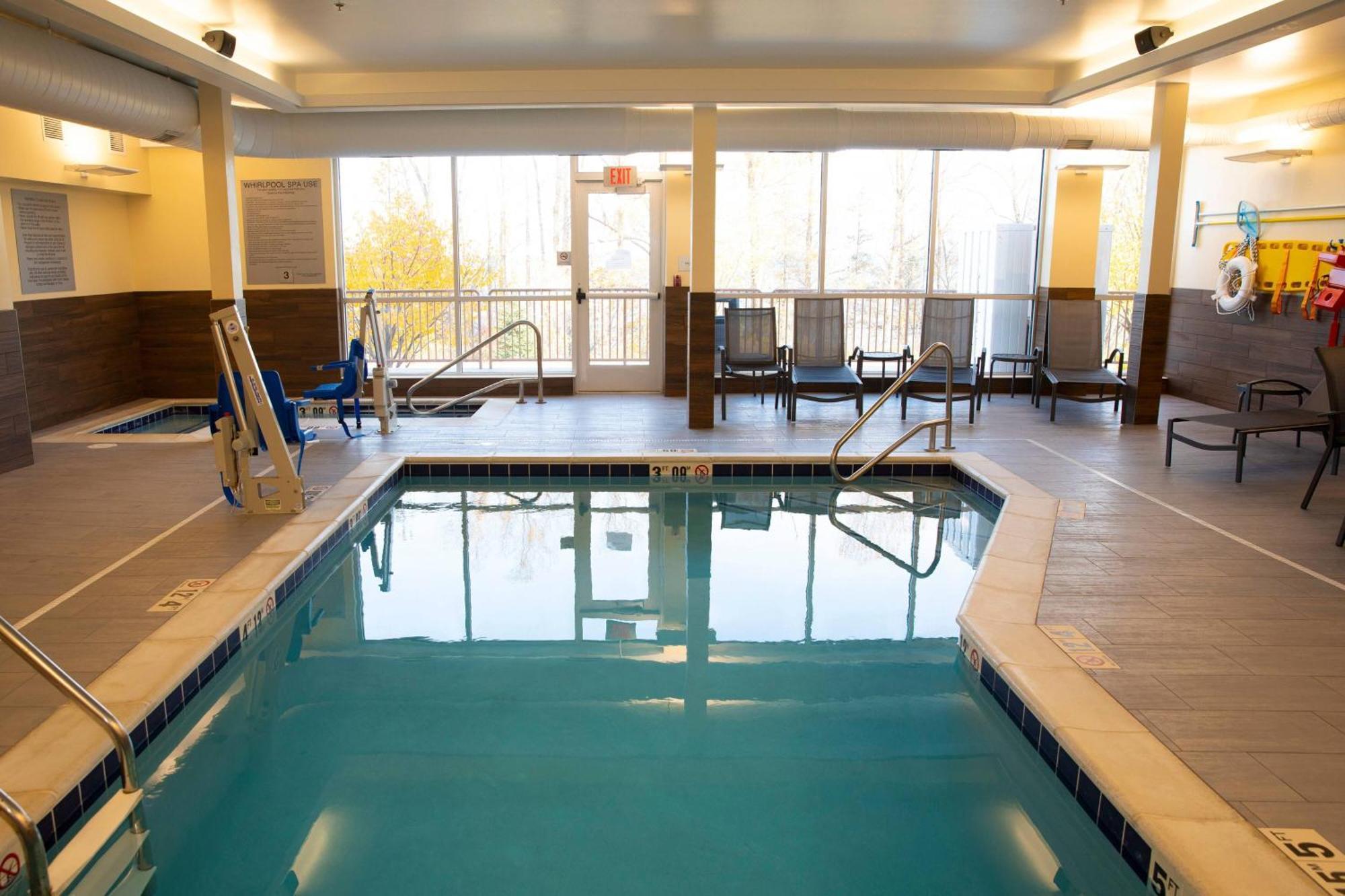 Fairfield Inn & Suites Маркетт Экстерьер фото