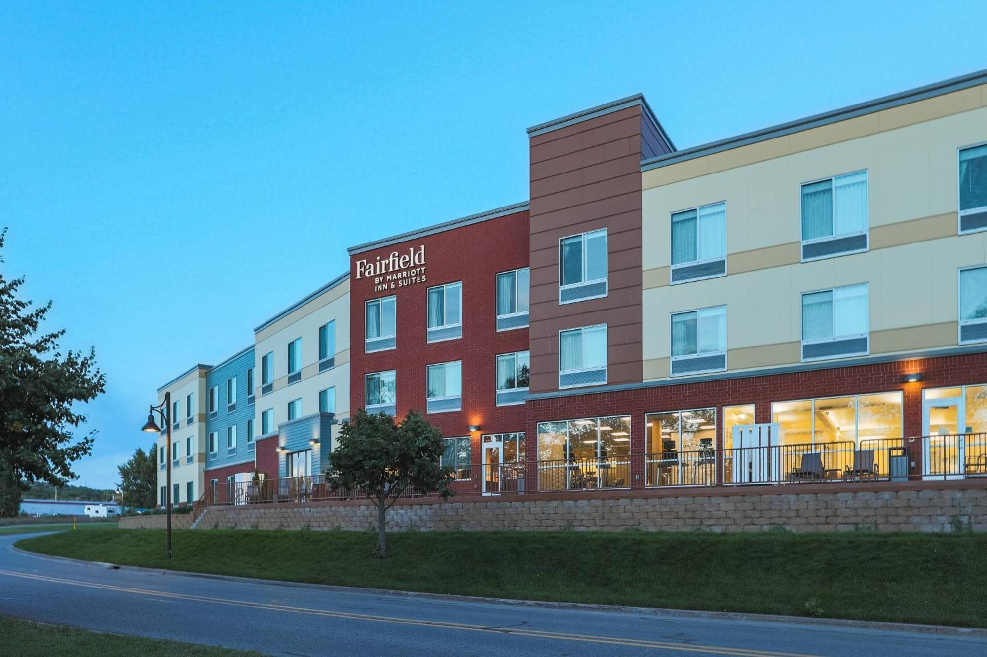 Fairfield Inn & Suites Маркетт Экстерьер фото